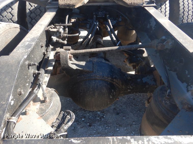 image for item HX9081 2004 International 9400i  semi truck