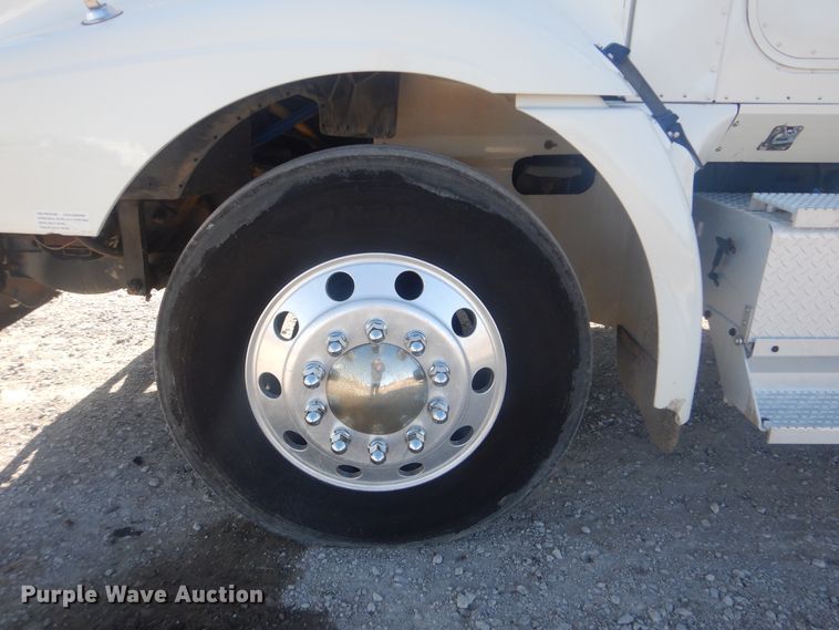 image for item HX9081 2004 International 9400i  semi truck