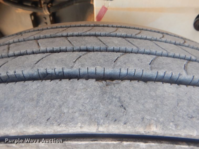 image for item HX9081 2004 International 9400i  semi truck