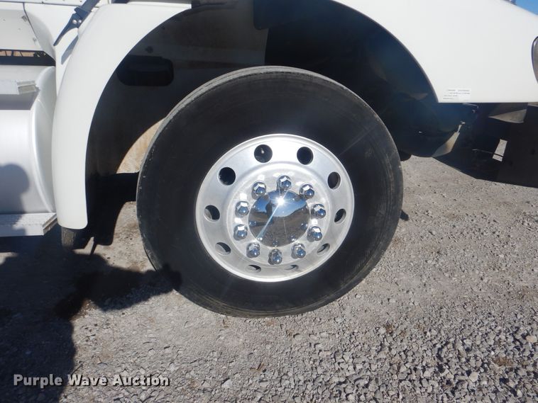 image for item HX9081 2004 International 9400i  semi truck