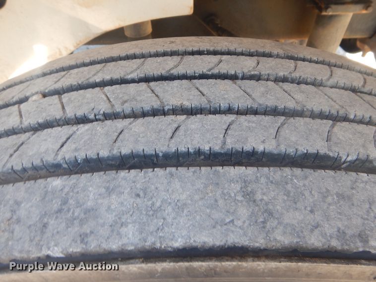 image for item HX9081 2004 International 9400i  semi truck