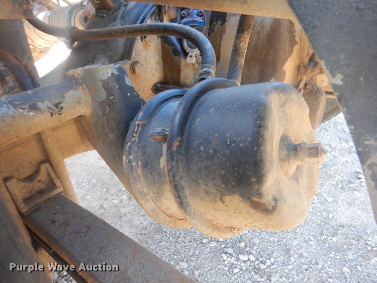 image for item HX9081 2004 International 9400i  semi truck