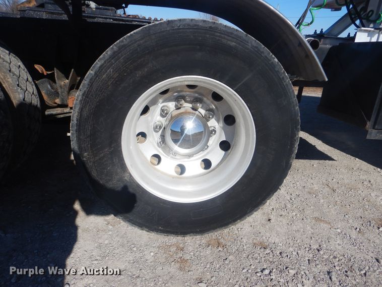 image for item HX9081 2004 International 9400i  semi truck