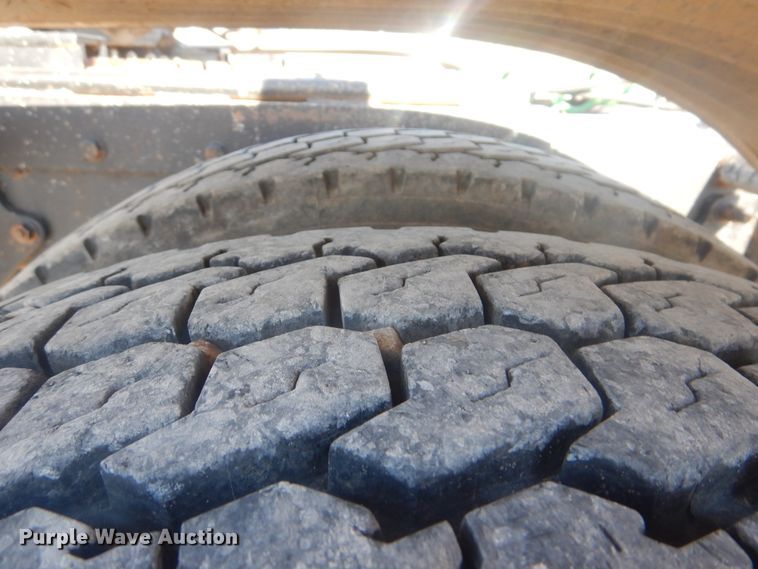 image for item HX9081 2004 International 9400i  semi truck