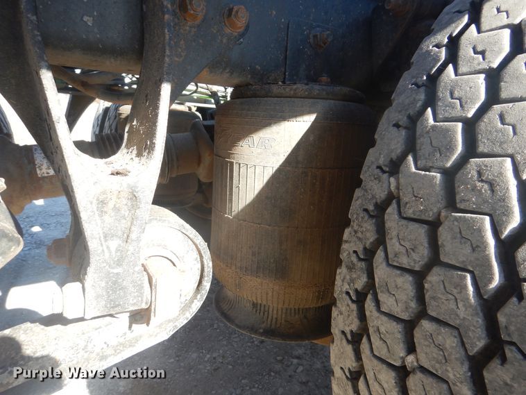 image for item HX9081 2004 International 9400i  semi truck