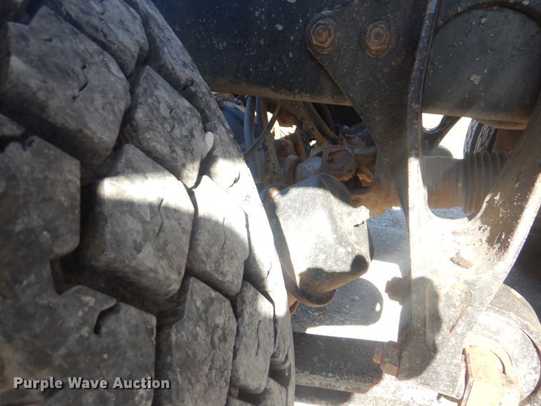 image for item HX9081 2004 International 9400i  semi truck