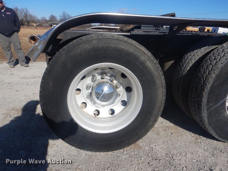 image for item HX9081 2004 International 9400i  semi truck