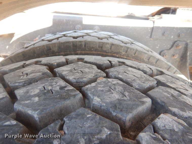 image for item HX9081 2004 International 9400i  semi truck