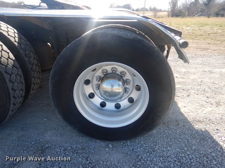 image for item HX9081 2004 International 9400i  semi truck