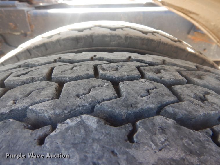 image for item HX9081 2004 International 9400i  semi truck