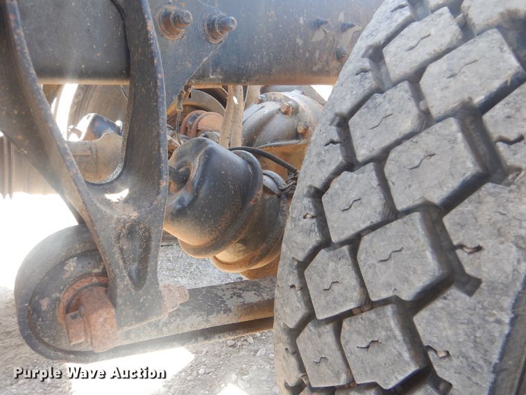 image for item HX9081 2004 International 9400i  semi truck