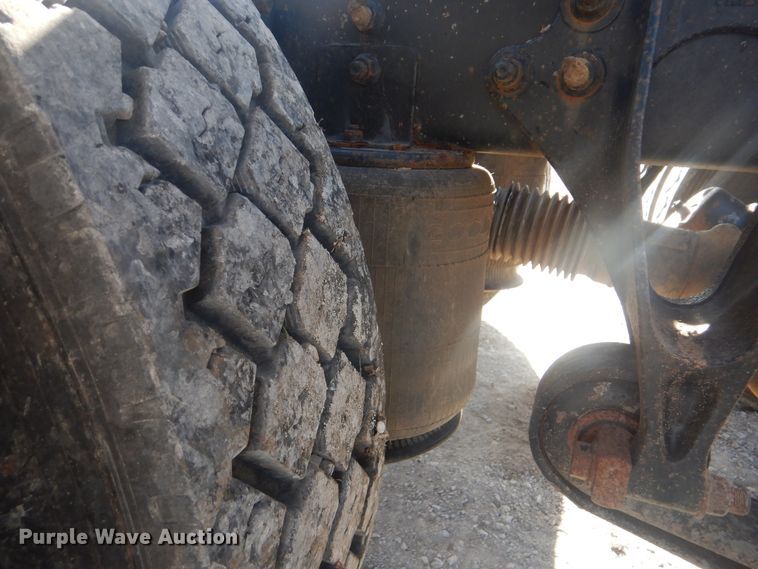 image for item HX9081 2004 International 9400i  semi truck