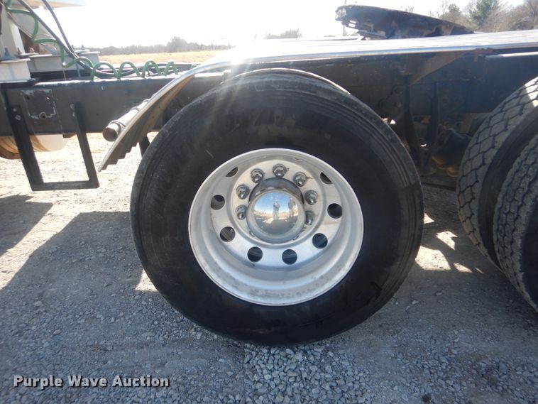 image for item HX9081 2004 International 9400i  semi truck