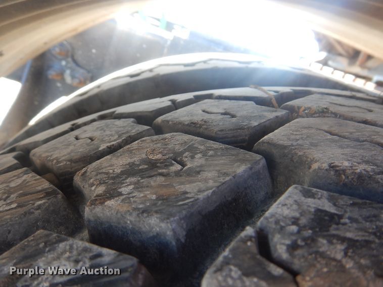 image for item HX9081 2004 International 9400i  semi truck