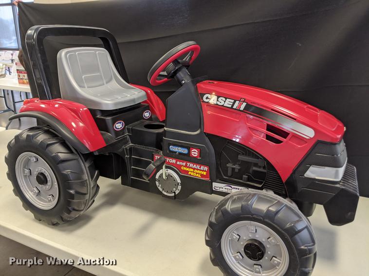 image for item FM9055 Case IH Chain Drive pedal tractor