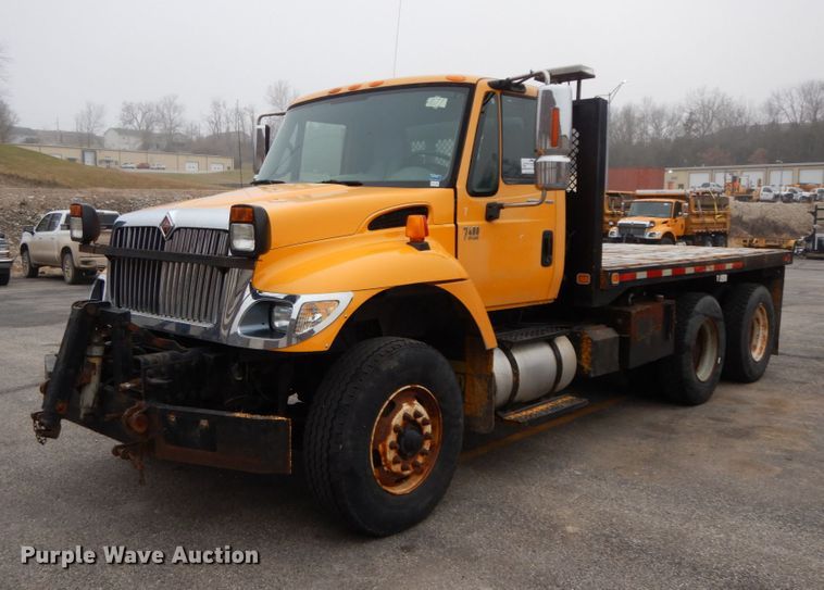 image for item DF6334 2006 International 7400  flatbed truck