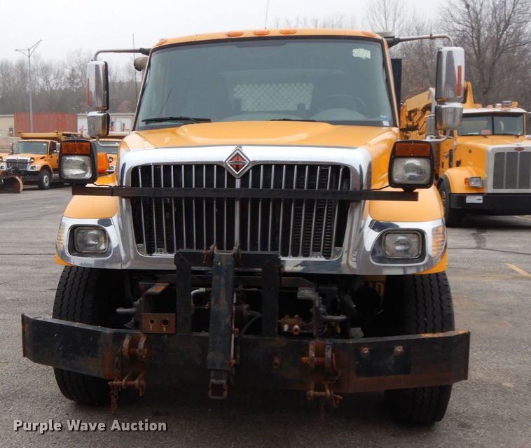 image for item DF6334 2006 International 7400  flatbed truck