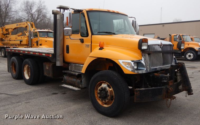 image for item DF6334 2006 International 7400  flatbed truck