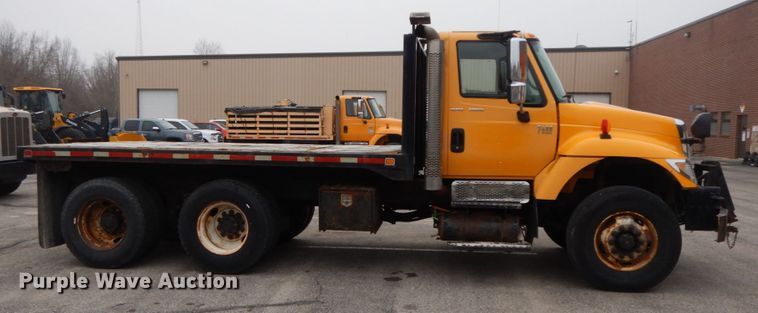 image for item DF6334 2006 International 7400  flatbed truck