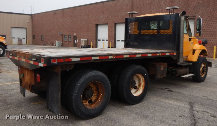 image for item DF6334 2006 International 7400  flatbed truck
