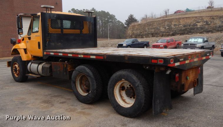 image for item DF6334 2006 International 7400  flatbed truck