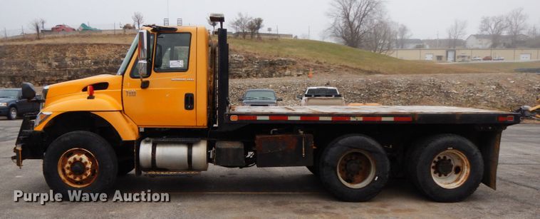 image for item DF6334 2006 International 7400  flatbed truck