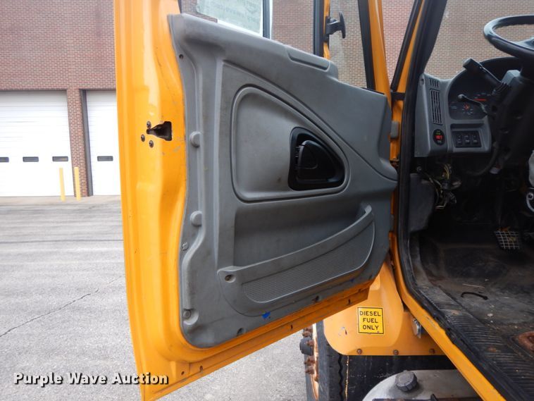 image for item DF6334 2006 International 7400  flatbed truck