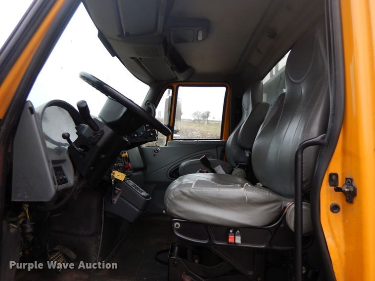 image for item DF6334 2006 International 7400  flatbed truck