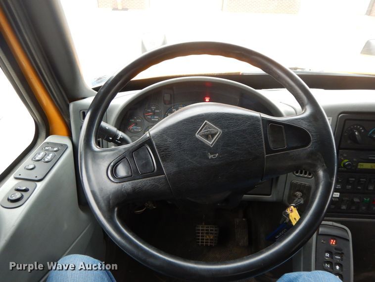 image for item DF6334 2006 International 7400  flatbed truck