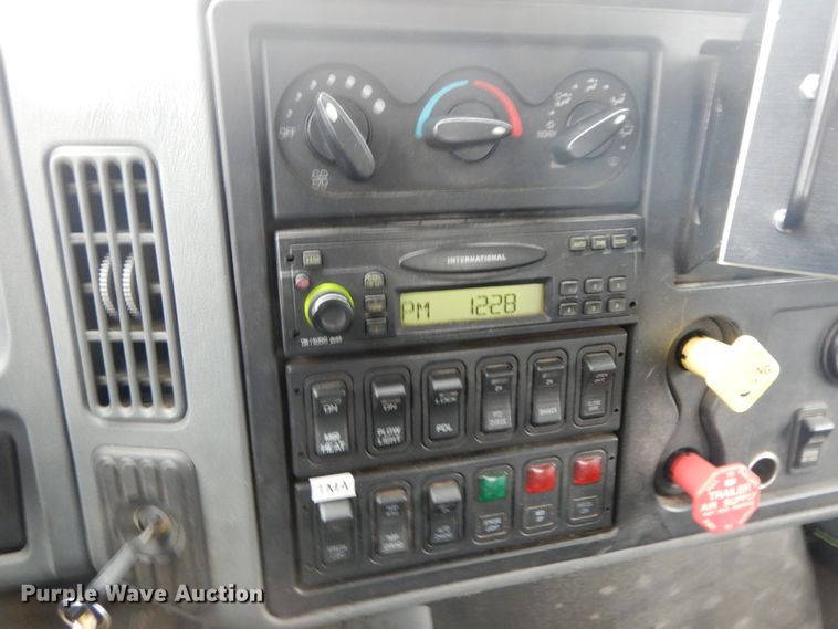 image for item DF6334 2006 International 7400  flatbed truck