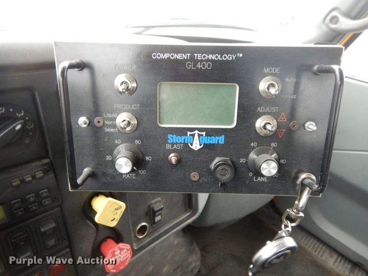 image for item DF6334 2006 International 7400  flatbed truck