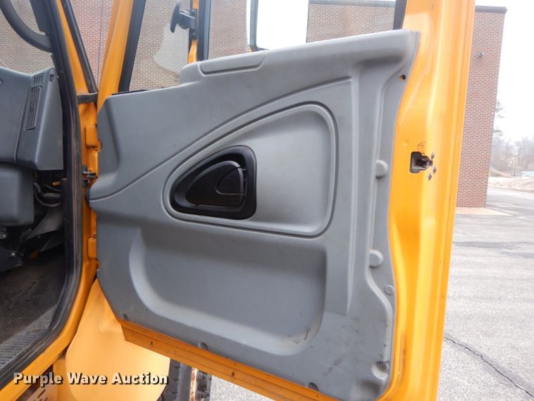 image for item DF6334 2006 International 7400  flatbed truck