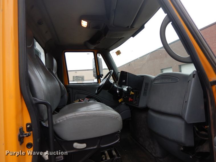 image for item DF6334 2006 International 7400  flatbed truck