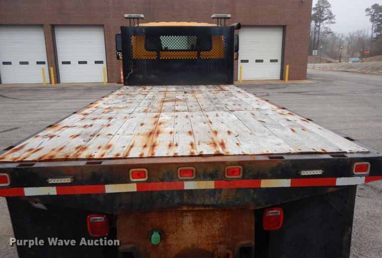 image for item DF6334 2006 International 7400  flatbed truck