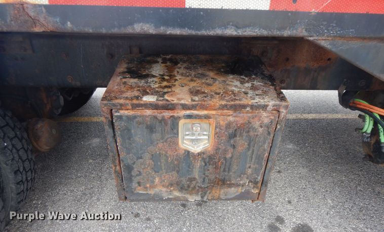 image for item DF6334 2006 International 7400  flatbed truck