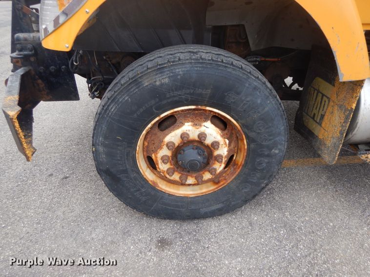 image for item DF6334 2006 International 7400  flatbed truck