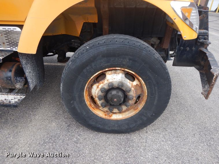 image for item DF6334 2006 International 7400  flatbed truck