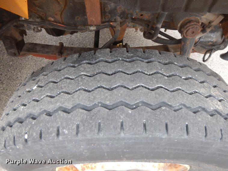 image for item DF6334 2006 International 7400  flatbed truck