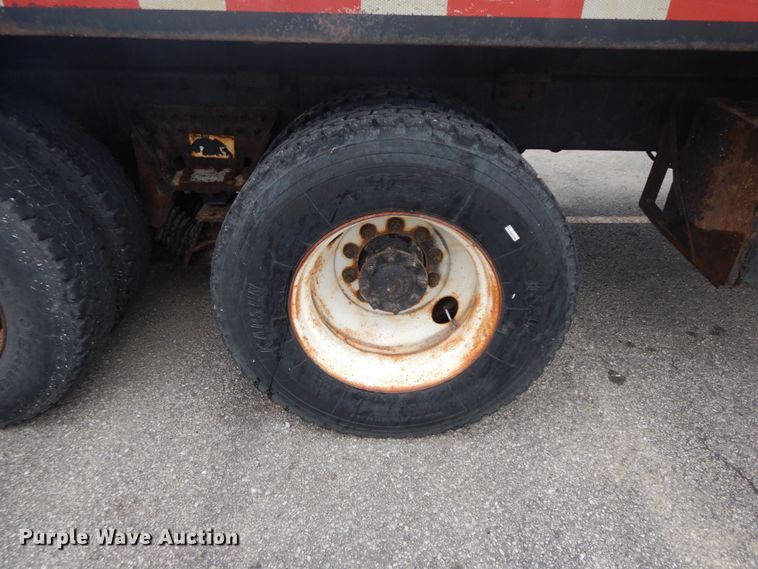 image for item DF6334 2006 International 7400  flatbed truck