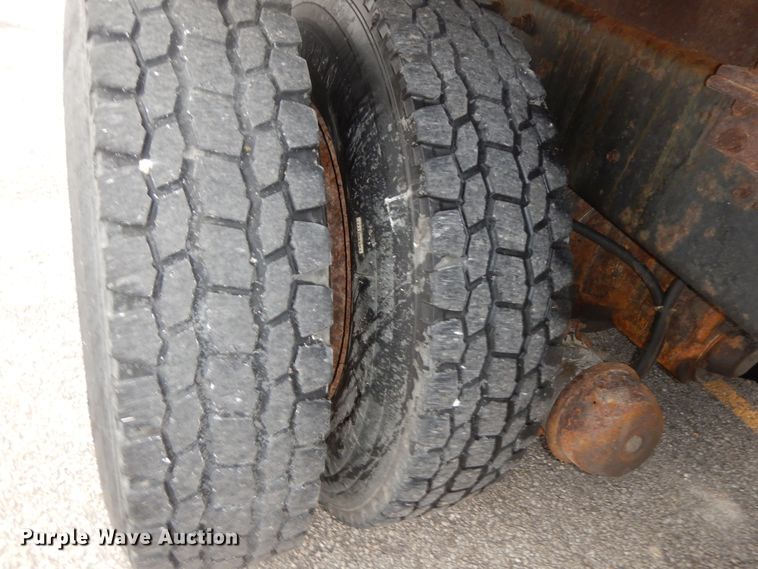 image for item DF6334 2006 International 7400  flatbed truck