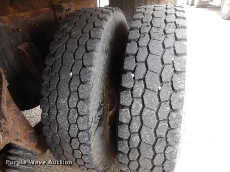 image for item DF6334 2006 International 7400  flatbed truck