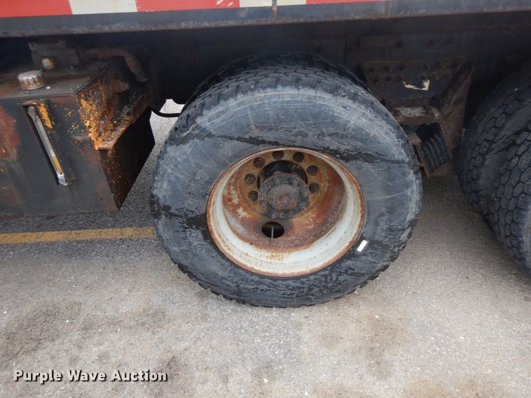 image for item DF6334 2006 International 7400  flatbed truck