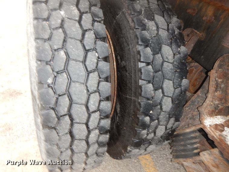 image for item DF6334 2006 International 7400  flatbed truck