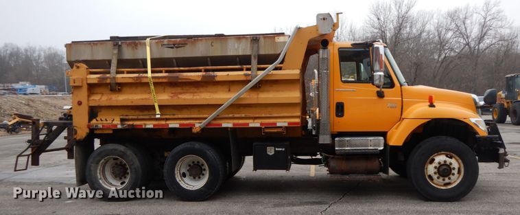 image for item DF6335 2006 International 7400  dump truck