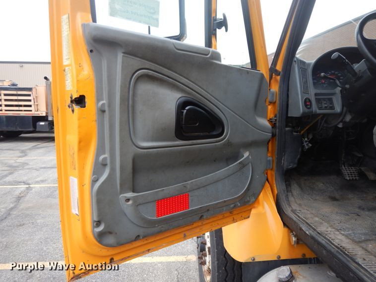 image for item DF6335 2006 International 7400  dump truck