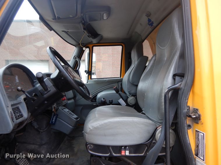 image for item DF6335 2006 International 7400  dump truck