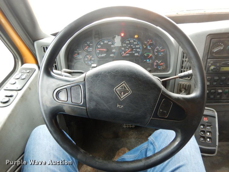 image for item DF6335 2006 International 7400  dump truck