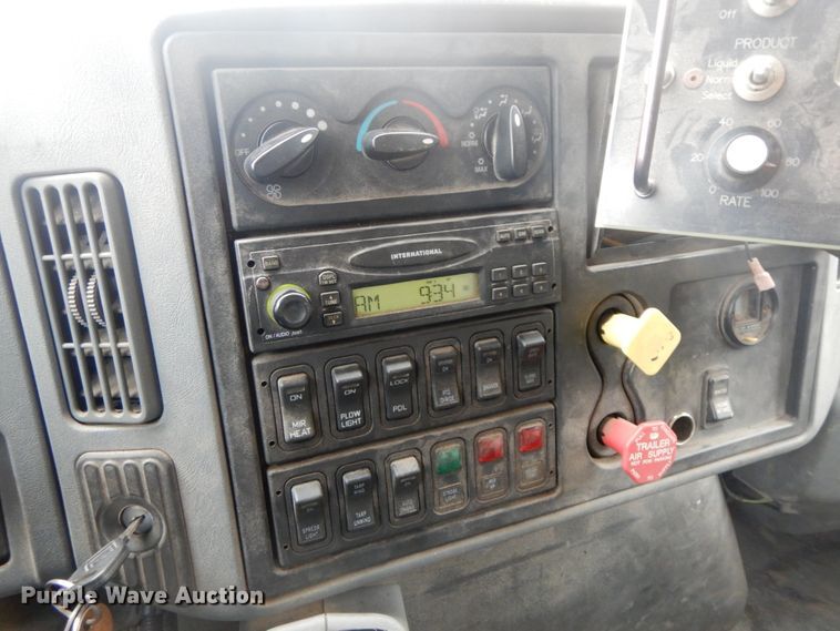 image for item DF6335 2006 International 7400  dump truck