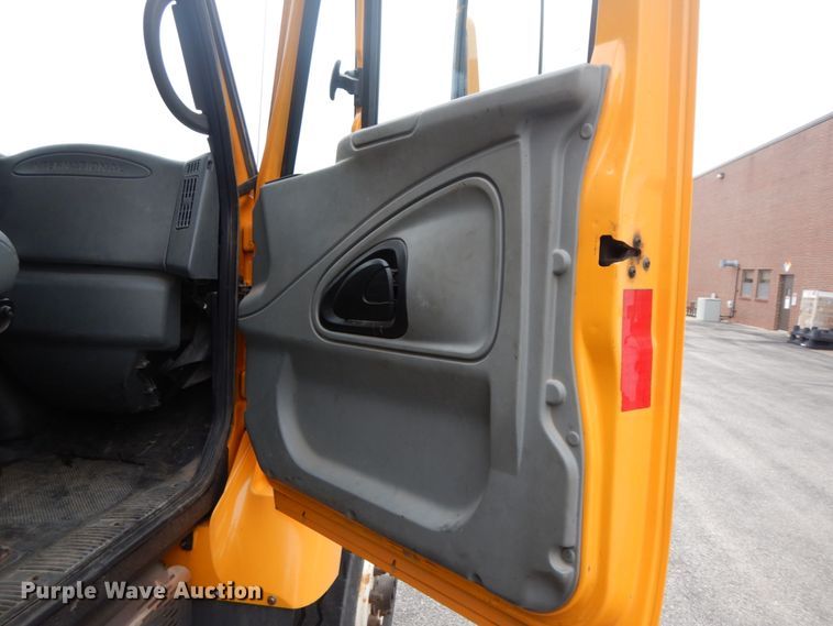 image for item DF6335 2006 International 7400  dump truck