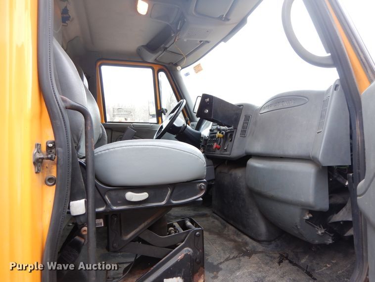 image for item DF6335 2006 International 7400  dump truck